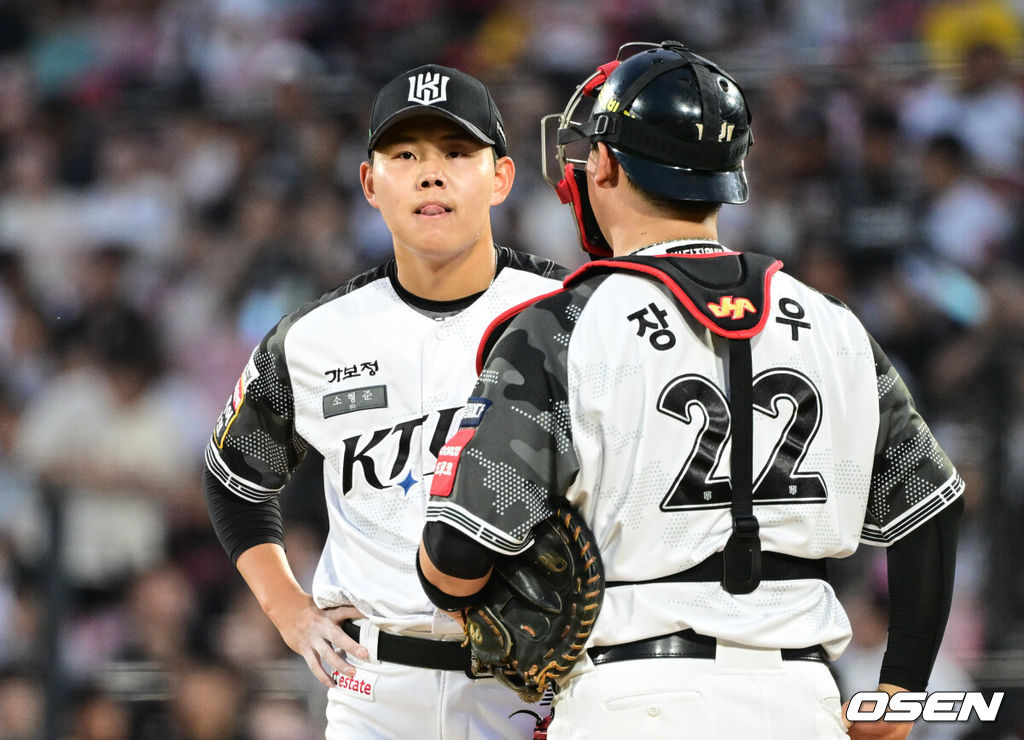 12일 오후 수원 KT위즈파크에서 ‘2025 신한 SOL Bank KBO리그’ KT 위즈와 롯데 자이언츠의 경기가 열렸다.이날 홈팀 KT의 선발투수는 소형준, 방문팀 롯데는 김진욱이 나선다.4회초 1사 1,2루 KT 소형준이 포수 장성우와 대화를 하고 있다. 2025.06.12 /cej@osen.co.kr