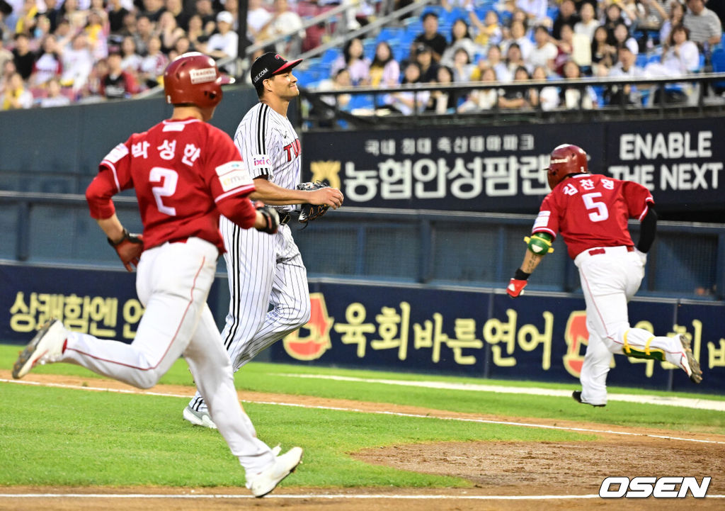 12일 오후 서울 잠실구장에서 ‘2025 신한 SOL Bank KBO리그’ LG 트윈스와 SSG 랜더스의 경기가 열렸다.LG는 치리노스, SSG는 전영준을 선발로 내세웠다4회초 2사 2,3루에서 LG 치리노스가 SSG 김찬형 타석에 스트라이크 낫아웃 폭투로 실점하고 있다. 2025.06.12 /jpnews@osen.co.kr