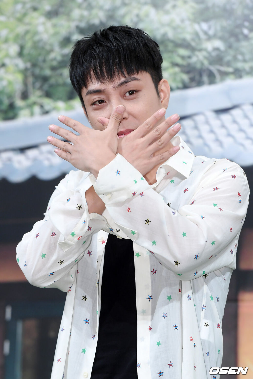 2일 오후 서울 강남구 논현동 임피리얼 팰리스 서울에서 MBN 신규 예능 프로그램 ‘자연스럽게’ 제작발표회가 열렸다.은지원이 무대 위로 입장하며 포즈를 취하고 있다. /rumi@osen.co.kr