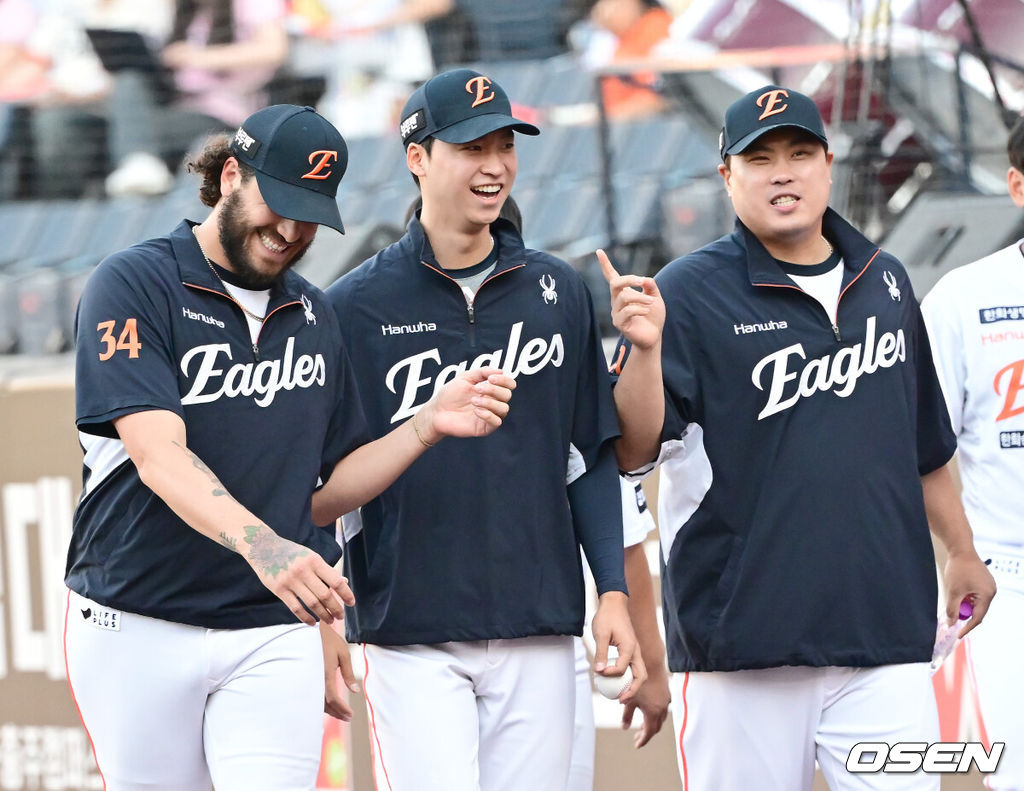 4일 오후 대전 한화생명볼파크에서 ‘2025 신한 SOL Bank KBO리그’ 한화 이글스와 KT 위즈의 경기가 열렸다.이날 홈팀 한화는 와이스, KT는 오원석을 선발로 내세웠다.경기 시작에 앞서 한화 폰세, 엄상백, 류현진이 이야기를 나누고 있다. 2025.06.04 / ksl0919@osen.co.kr