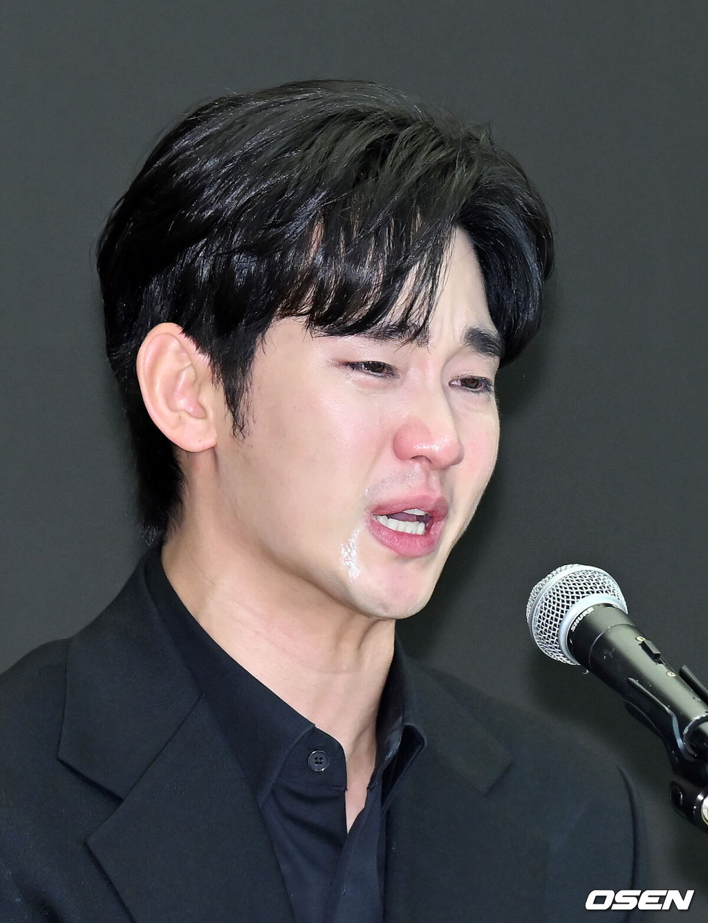 31일 오후 서울 마포구 상암동 스탠포드호텔에서 김수현 기자회견이 열렸다.배우 김수현은 故김새론 사망 이후 그를 휘감은 미성년자 열애 의혹 등에 대한 기자회견에 참석한다. 고인 사망 후 44일 만이며, 김수현은 법무법인 엘케이비앤파트너스 김종복 변호사와 함께 참석한다. 다만 기자회견에서 질의응답은 이뤄지지 않는다.배우 김수현이 기자회견을 하며 눈물을 흘리고 있다. 2025.03.31 / rumi@osen.co.kr