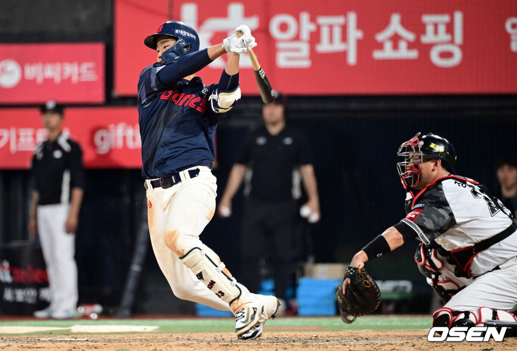 12일 오후 수원 KT위즈파크에서 ‘2025 신한 SOL Bank KBO리그’ KT 위즈와 롯데 자이언츠의 경기가 열렸다.이날 홈팀 KT의 선발투수는 소형준, 방문팀 롯데는 김진욱이 나선다.연장 10회초 2사 1,3루 롯데 손호영이 좌익선상 적시타를 날리고 있다. 2025.06.12 /cej@osen.co.kr