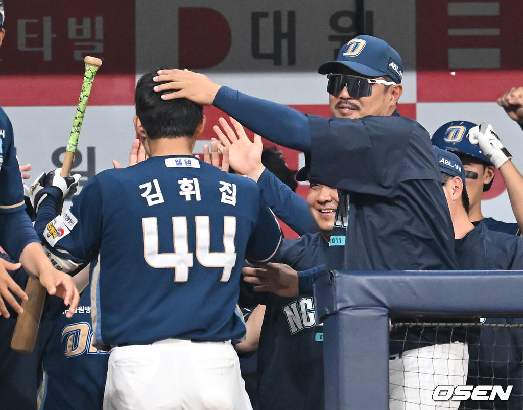 12일 오후 서울 고척스카이돔에서 2025 신한 SOL Bank KBO리그 키움 히어로즈와 NC 다이노스의 경기가 열렸다.키움은 김연주, NC는 김녹원을 선발 투수로 내세웠다.연장 10회초 2사 1루 NC 김휘집이 2점 홈런을 날린 뒤 더그아웃에서 이호준 감독과 기쁨을 나누고 있다. 2025.06.12 / ksl0919@osen.co.kr