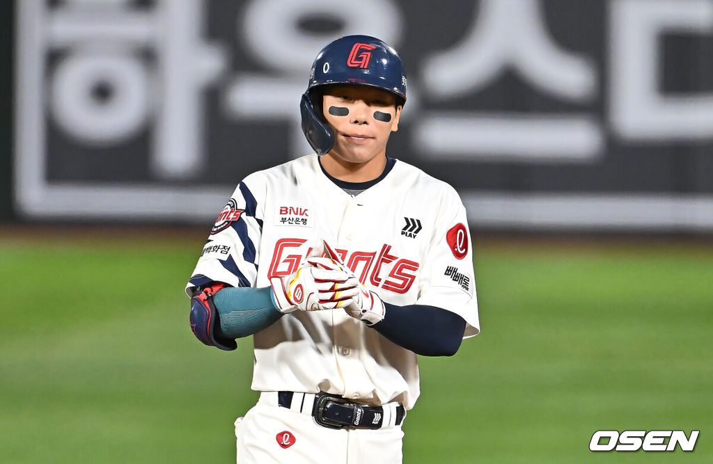 20일 부산 사직야구장에서 2025 신한 SOL 뱅크 KBO 리그 롯데 자이언츠와 LG 트윈스의 경기가 열렸다. 홈팀 롯데는 윤성빈, 방문팀 LG는 송승기가 선발 출전했다.롯데 자이언츠 장두성이 6회말 무사 만루 중견수 앞 1타점 안타를 치고 세리머니를 하고 있다. 2025.05.20 / foto0307@osen.co.kr