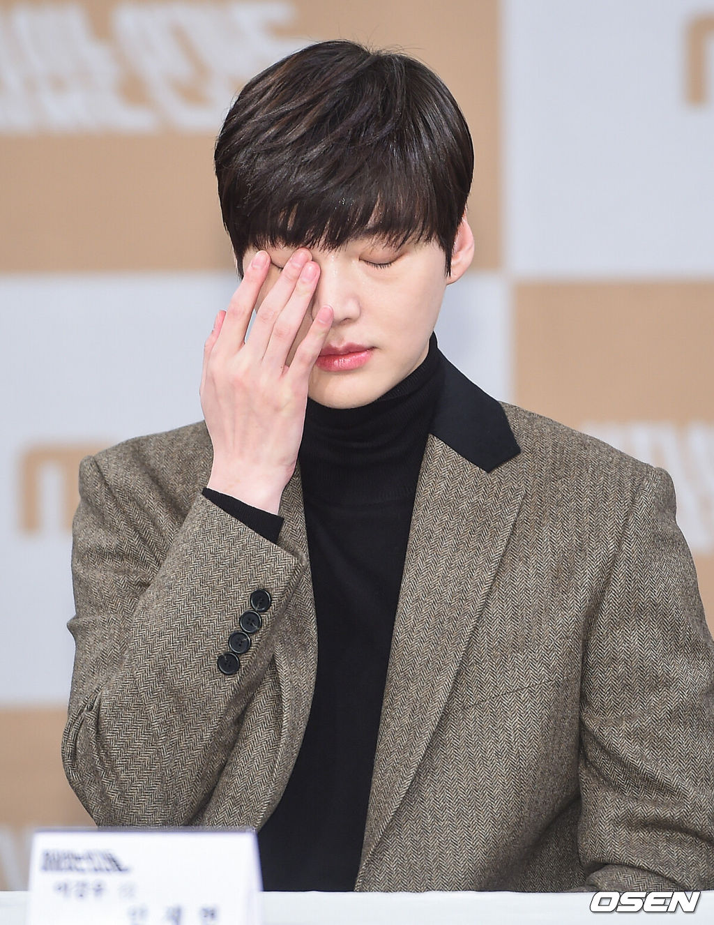27일 서울 상암동 MBC 골든마우스홀에서 드라마 '하자있는 인간들' 제작발표회가 진행됐다.이날 첫 방송 예정인 '하자있는 인간들'(연출 오진석/ 극본 안신유/ 제작 에이스토리)은 꽃미남 혐오증 여자와 외모 강박증 남자가 만나, 서로의 지독한 편견과 오해를 극복하며 진정한 사랑을 찾게 되는 신개념 명랑 쾌활 로맨틱 코미디 드라마다.안재현이 땀을 닦고 있다. /soul1014@osen.co.kr