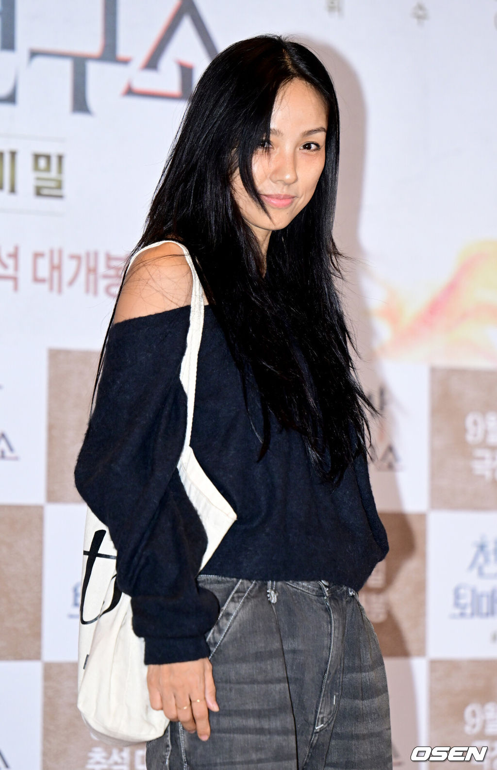 21일 오후 서울 용산구 CGV 용산아이파크몰에서 영화 ‘천박사 퇴마 연구소’의 VIP 시사회 포토월 행사가 열렸다. 가수 이효리가 포토타임을 갖고 있다. 2023.09.21 / ksl0919@osen.co.kr