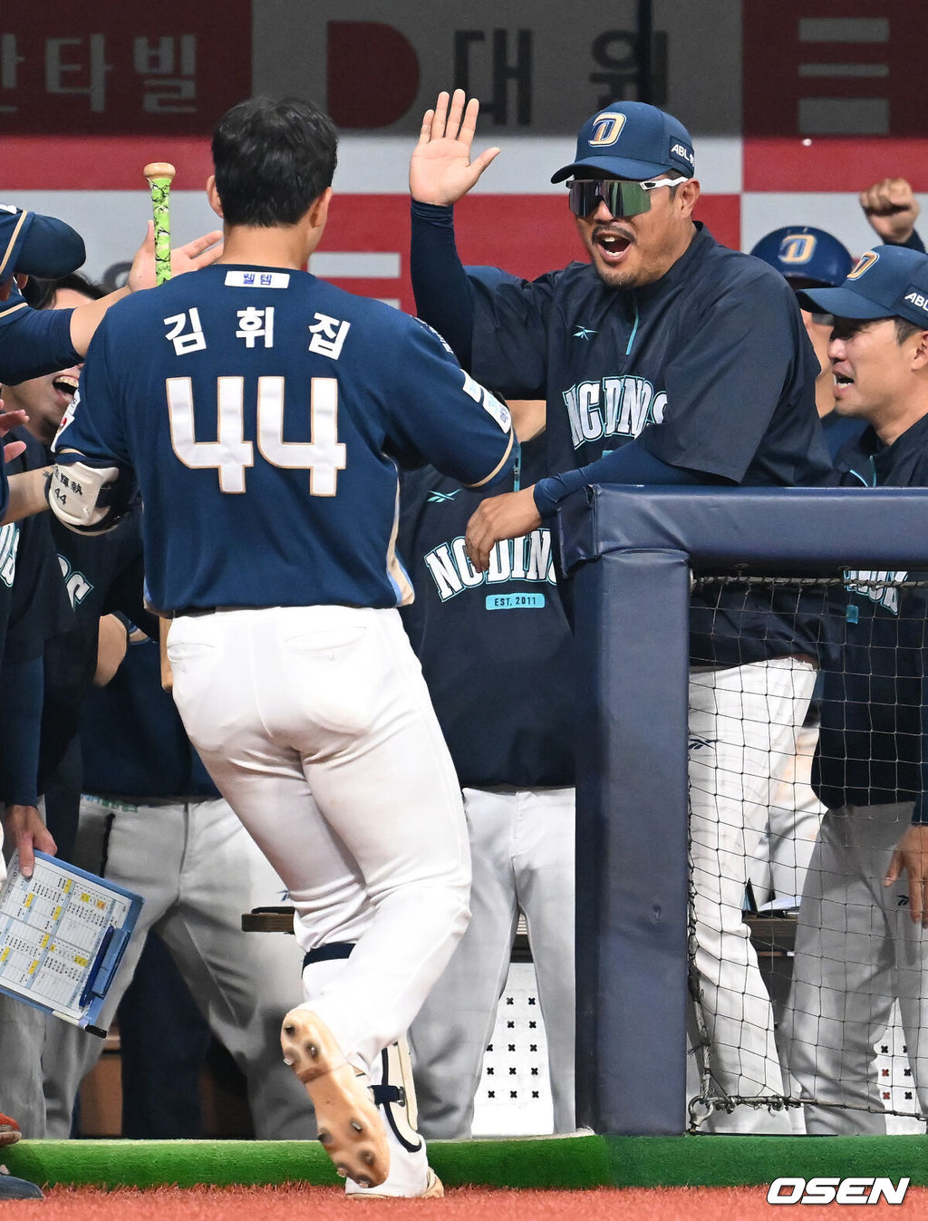12일 오후 서울 고척스카이돔에서 2025 신한 SOL Bank KBO리그 키움 히어로즈와 NC 다이노스의 경기가 열렸다.키움은 김연주, NC는 김녹원을 선발 투수로 내세웠다.연장 10회초 2사 1루 NC 김휘집이 2점 홈런을 날린 뒤 더그아웃에서 이호준 감독과 기쁨을 나누고 있다. 2025.06.12 / ksl0919@osen.co.kr