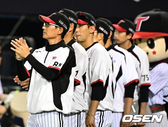 [OSEN=잠실, 지형준 기자] 프로야구 LG 트윈스가 SSG 랜더스 상대로 이틀 연속 역전승을 거두며 1위 자리를 지켰다. LG는 12일 서울 잠실구장에서 열린 2025 KBO리그 SSG와 시즌 12차전 맞대결에서 7-4로 승리했다. LG는 2위 한화와 승차를 0.5경기 차이로 1위를 지켜냈다. 박동원이 대타로 나와 2타점 역전 결승 2루타로 해결사가 됐다. 선발 투수 치리노스는 5⅔이닝 9피안타 2볼넷 5탈삼진 4실점으로 승리 투수가 됐다. 시즌 7승째를 기록했다.경기를 마치고 LG 염경엽 감독이 선수들에게 박수를 보내고 있다. 2025.06.12 /jpnews@osen.co.kr