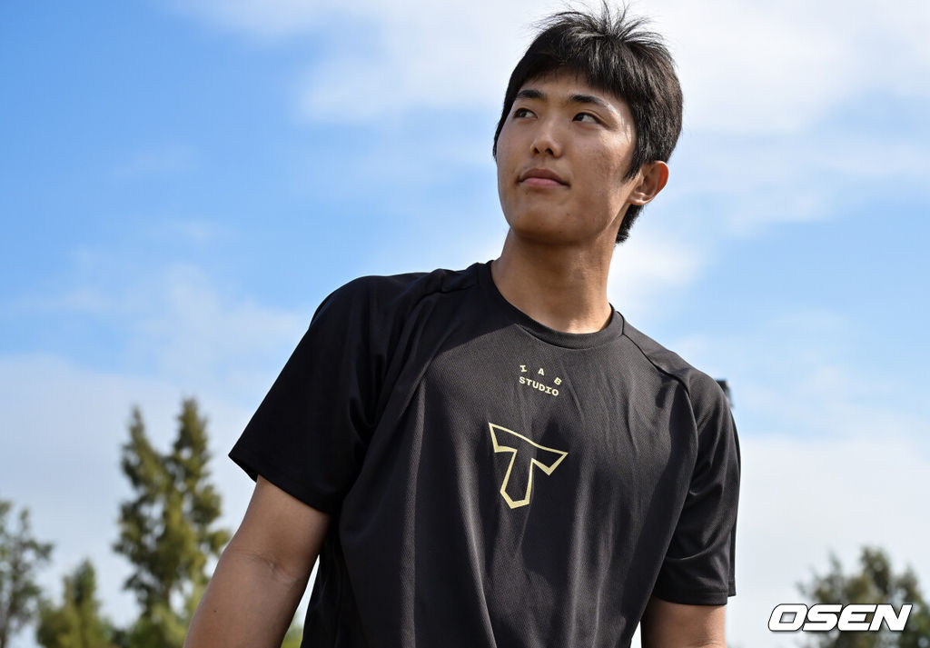3일 일본 오키나와 킨 스타디움에서 KIA 타이거즈와 KT 위즈의 연습경기가 열린다.이날 KIA는 양현종, KT는 소형준이 선발 마운드에 오른다.KIA 이의리가 훈련을 마친 후 이동하고 있다. 2025.03.03 /cej@osen.co.kr