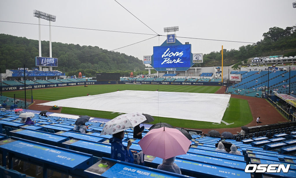 13일 대구삼성라이온즈파크에서 2025 신한 SOL 뱅크 KBO 리그 삼성 라이온즈와 KT 위즈의 경기가 열린다. 홈팀 삼성은 황동재가, 방문팀 KT는 고영표가 선발 출전한다. 삼성라이온즈파크를 찾은 팬들이 비오는 경기장을 바라보고 있다. 2025.06.13 / foto0307@osen.co.kr