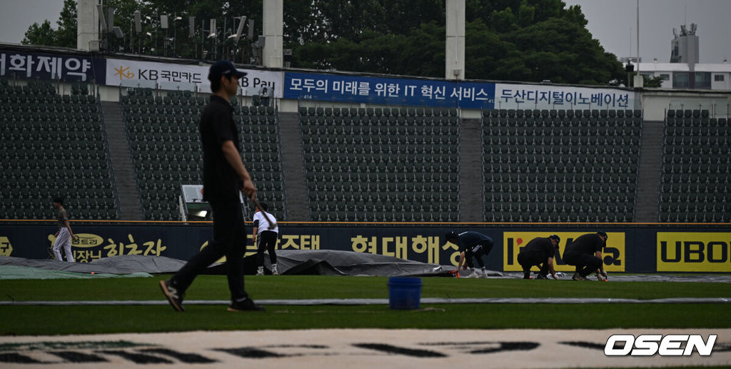 13일 서울 잠실야구장에서 ‘2024 신한 SOL Bank KBO리그’ 두산 베어스와 키움 히어로즈의 경기가 열린다.이날 홈팀 두산은 최승용을, 원정팀 키움은 알칸타라를 선발 투수로 내세웠다.경기를 앞두고 잠실구장에 비가 내리고 있다. 2025.06.13 /cej@osen.co.kr