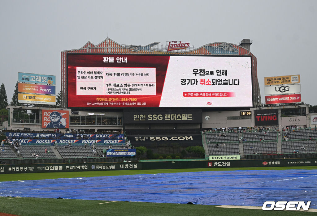 프로야구 SSG 랜더스와 롯데 자이언츠의 경기가 우천취소 됐다.SSG와 롯데는 13일 인천 SSG랜더스필드에서 ‘2025 신한은행 SOL Bank KBO리그’ 팀간 10차전를 치를 예정이었지만 계속된 비로 인해 우천취소됐다. 전광판에 우천 취소 알림이 나타나고 있다. 2025.06.13 /