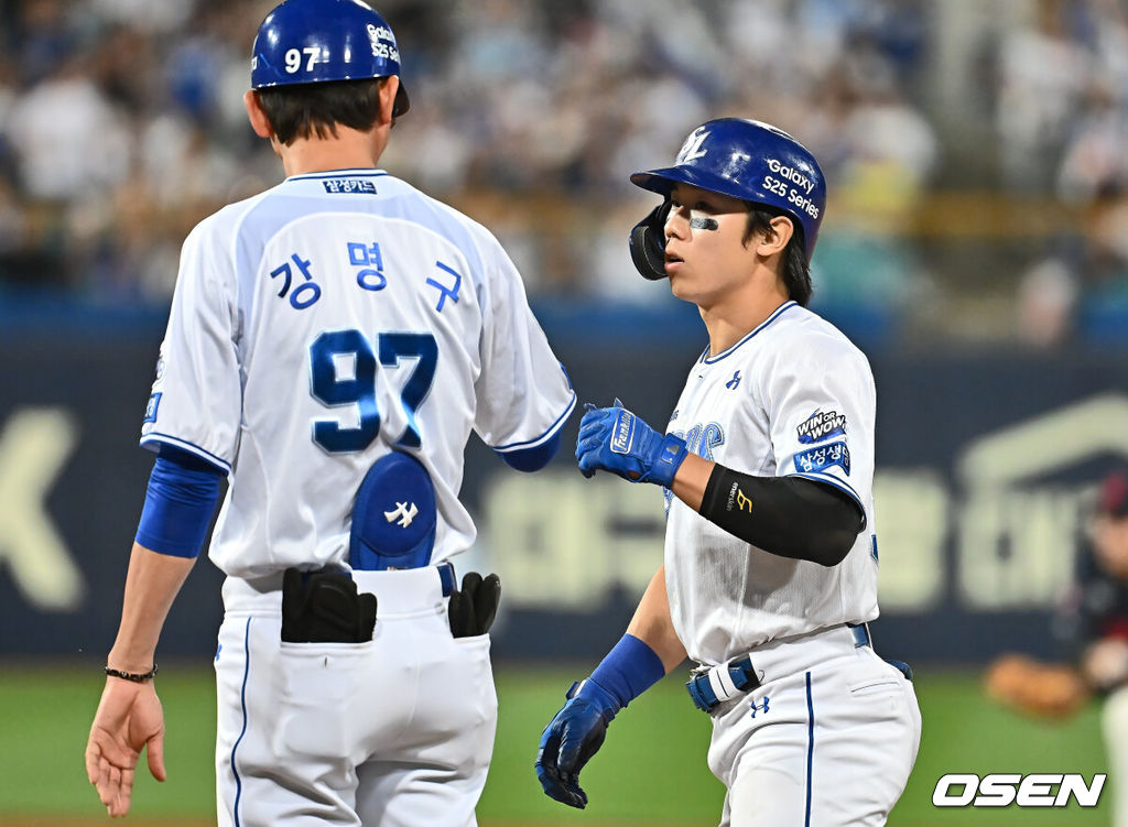 27일 대구삼성라이온즈파크에서 2025 신한 SOL 뱅크 KBO 리그 삼성 라이온즈와 롯데 자이언츠의 경기가 열렸다. 홈팀 삼성은 후라도가, 방문팀 롯데는 감보아가 선발 출전했다. 삼성 라이온즈 김성윤이 7회말 1사 3루 ㅘ익수 왼쪽 1타점 안타를 치고 하이파이브를 하고 있다. 2025.05.27 / foto0307@osen.co.kr