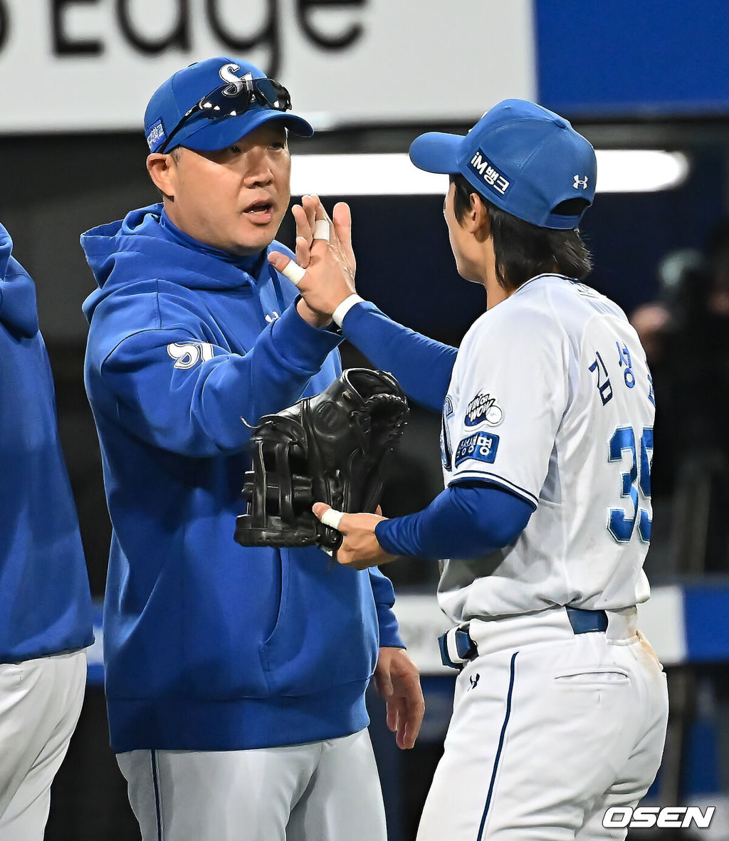 24일 대구삼성라이온즈파크에서 2025 신한 SOL 뱅크 KBO 리그 삼성 라이온즈와 KIA 타이거즈의 경기가 열렸다. 홈팀 삼성은 이승현이, 방문팀 KIA는 김도현이 선발 출전했다. 삼성 라이온즈 박진만 감독이 KIA 타이거즈에 8-4로 승리한 후 김성윤과 하이파이브를 하고 있다. 2025.05.24 / foto0307@osen.co.kr