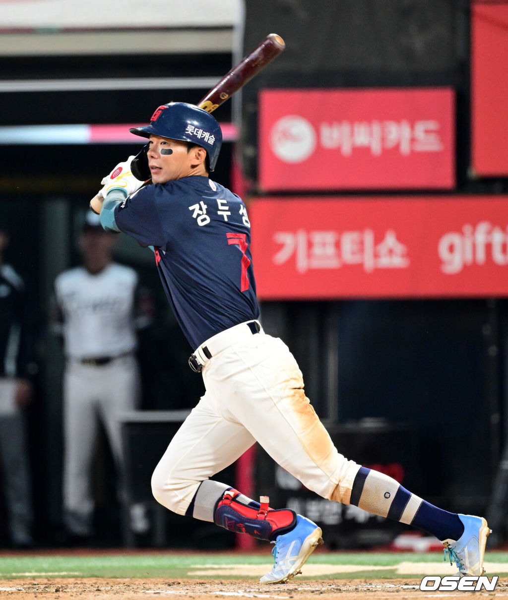 12일 오후 수원 KT위즈파크에서 ‘2025 신한 SOL Bank KBO리그’ KT 위즈와 롯데 자이언츠의 경기가 열렸다.이날 홈팀 KT의 선발투수는 소형준, 방문팀 롯데는 김진욱이 나선다.6회초 1사 롯데 장두성이 안타를 날리고 있다. 2025.06.12 /cej@osen.co.kr