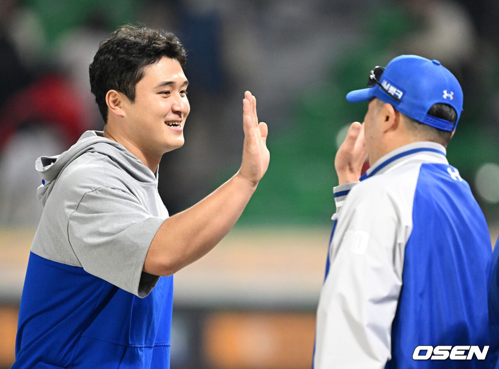 29일 오후 인천 SSG랜더스필드에서 2025 신한 SOL Bank KBO리그 SSG 랜더스와 삼성 라이온즈 경기가 열렸다.이날 삼성이 SSG에 3-1로 승리했다경기 종료 후 삼성 최원태가 박진만 감독과 승리의 기쁨을 나누고 있다. 2025.04.29 /sunday@osen.co.kr