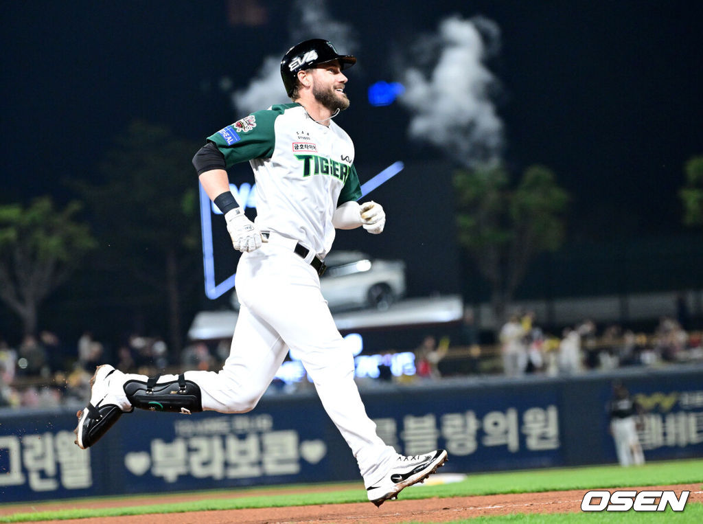 17일 오후 광주-기아 챔피언스필드에서 ‘2025 신한 SOL Bank KBO리그’ KIA 타이거즈와 KT 위즈의 경기가 열렸다.홈팀 KIA는 양현종, 방문팀 KT는 윌리엄 쿠에바스를 선발투수로 내세웠다.6회말 무사 선두타자로 나선 KIA 위즈덤이 동점 중월 솔로포를 날리고 그라운드를 돌며 기뻐하고 있다. 2025.04.17 / dreamer@osen.co.kr
