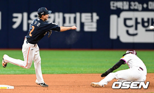 9일 오후 서울 고척스카이돔에서 2025 신한 SOL Bank KBO리그 키움 히어로즈와 한화 이글스의 경기가 열린다.이날 홈팀 키움은 하영민을 원정팀 한화는 엄상백을 선발 투수로 내세웠다.5회말 무사 1루 한화 유격수 심우준이 키움 김태진의 병살타에 더블플레이 수비를 연결하고 있다. 2025.05.09 /cej@osen.co.kr