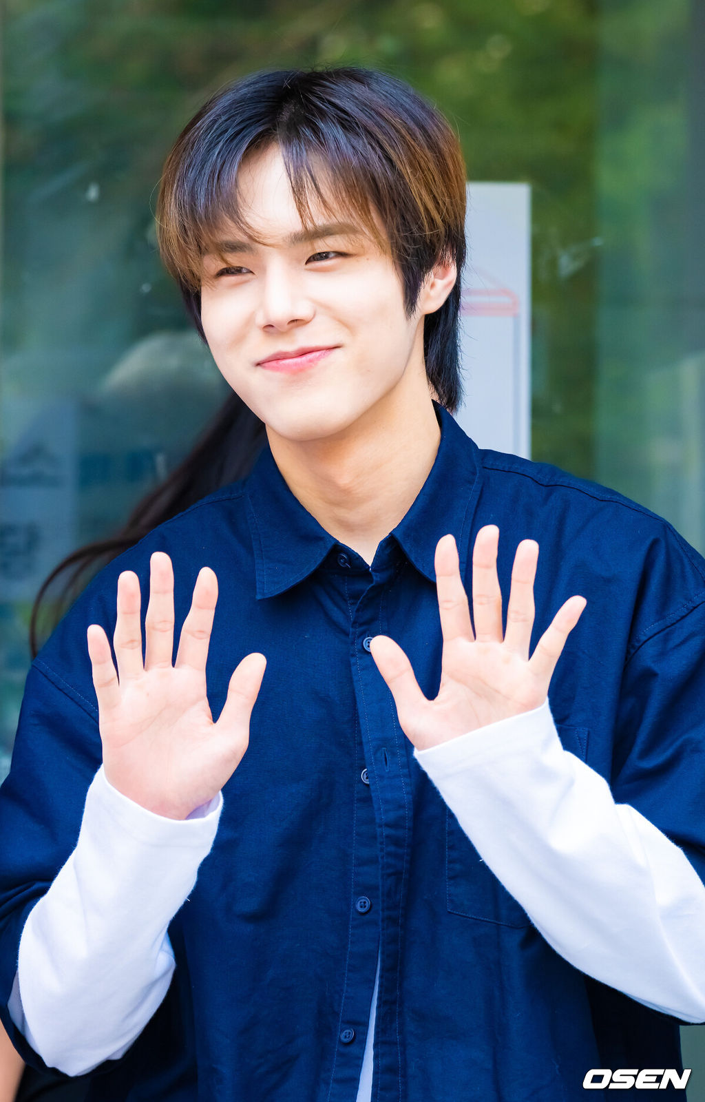 제21대 대통령 선거 나흘 앞으로 다가온 가운데 30일 '제21대 대통령선거 사전투표'가 실시됐다.사전투표는 전국의 3천 5백개가 넘는 투표소에서 오전 6시부터 오후 6시까지 실시된다.그룹 82메이저(82MAJOR) 멤버 황성빈이 청담동 주민센터 사전투표소 앞에서 포즈를 취하고 있다. 2025.05.30 / soul1014@osen.co.kr