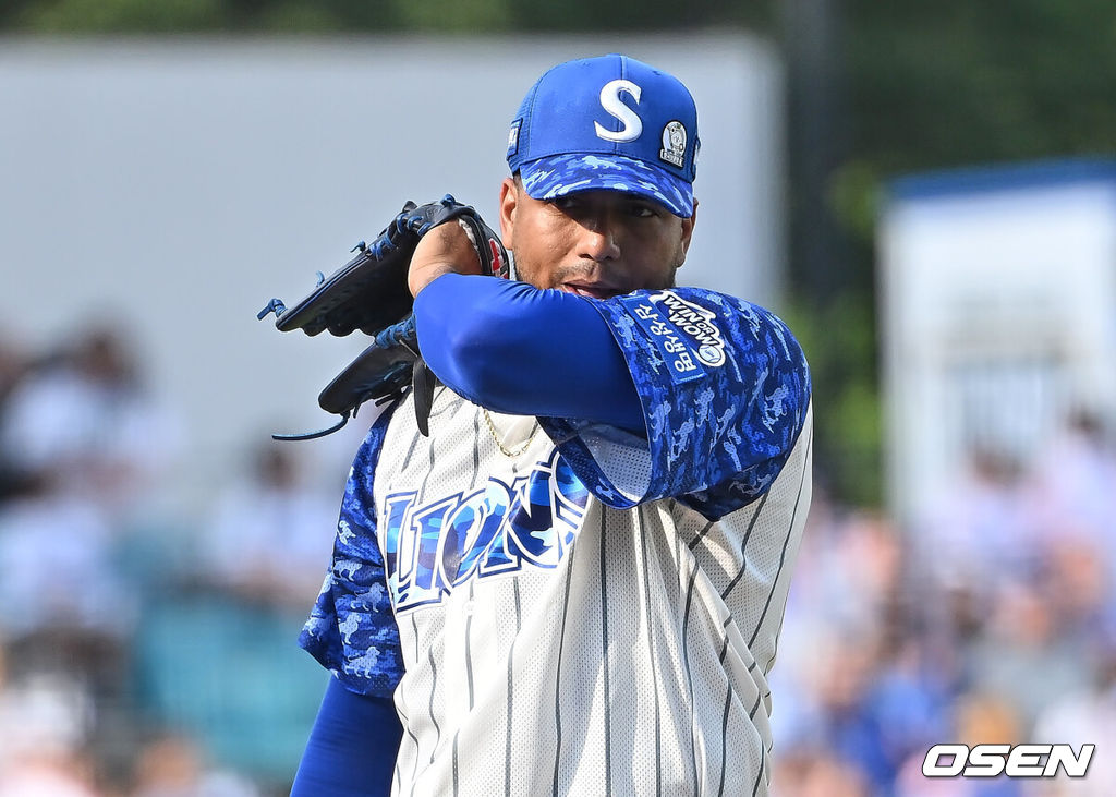 7일 대구삼성라이온즈파크에서 2025 신한 SOL 뱅크 KBO 리그 삼성 라이온즈와 NC 다이노스의 경기가 열렸다. 홈팀 삼성은 레예스가, 방문팀 NC는 신민혁이 선발 출전했다. 삼성 라이온즈 선발 투수 레예스가 1회초 2실점하고 아쉬워하고 있다. 2025.06.07 / foto0307@osen.co.kr