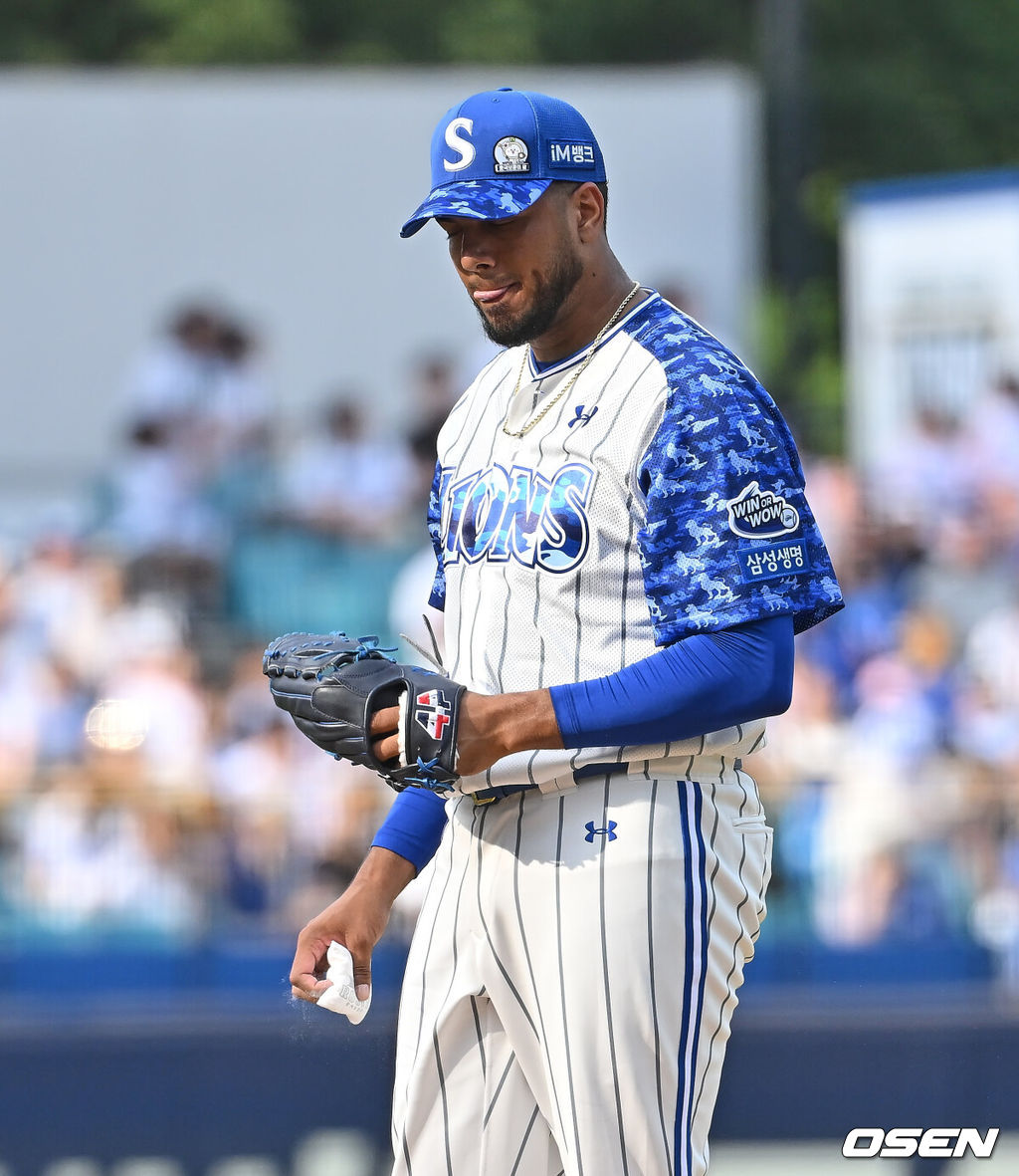7일 대구삼성라이온즈파크에서 2025 신한 SOL 뱅크 KBO 리그 삼성 라이온즈와 NC 다이노스의 경기가 열렸다. 홈팀 삼성은 레예스가, 방문팀 NC는 신민혁이 선발 출전했다. 삼성 라이온즈 선발 투수 레예스가 1회초 2실점하고 아쉬워하고 있다. 2025.06.07 / foto0307@osen.co.kr