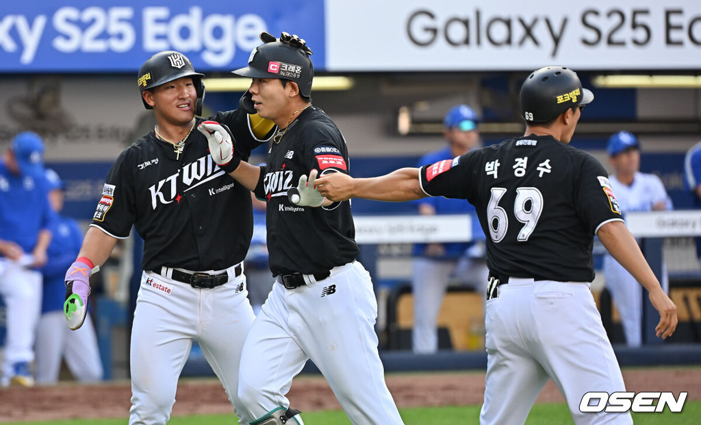 14일 대구삼성라이온즈파크에서 2025 신한 SOL 뱅크 KBO 리그 삼성 라이온즈와 KT 위즈의 경기가 열렸다. 홈팀 삼성은 후라도가, 방문팀 KT는 쿠에바스가 선발 출전했다. KT 위즈 이정훈이 3회초 1사 1루 우월 2점 홈런을 치고 하이파이브를 하고 있다. 2025.06.14 / foto0307@osen.co.kr