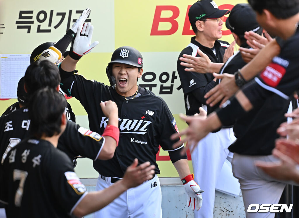 14일 대구삼성라이온즈파크에서 2025 신한 SOL 뱅크 KBO 리그 삼성 라이온즈와 KT 위즈의 경기가 열렸다. 홈팀 삼성은 후라도가, 방문팀 KT는 쿠에바스가 선발 출전했다. KT 위즈 이정훈이 3회초 1사 1루 우월 2점 홈런을 치고 하이파이브를 하고 있다. 2025.06.14 / foto0307@osen.co.kr
