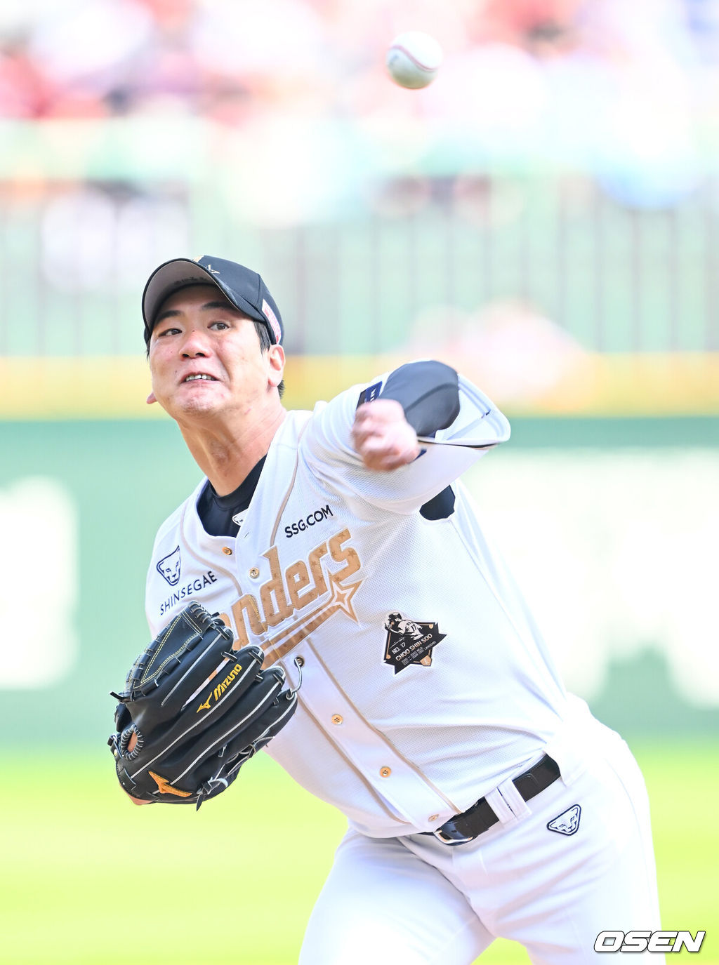 14일 인천 SSG랜더스필드에서 ‘2025 신한은행 SOL Bank KBO리그’ SSG 랜더스와 롯데 자이언츠의 경기가 열렸다.이날 SSG는 김광현, 롯데는 감보아를 선발로 내세웠다.  1회초 SSG 선발 김광현이 마운드에 올라 힘차게 공을 뿌리고 있다. 2025.06.14 / ksl0919@osen.co.kr
