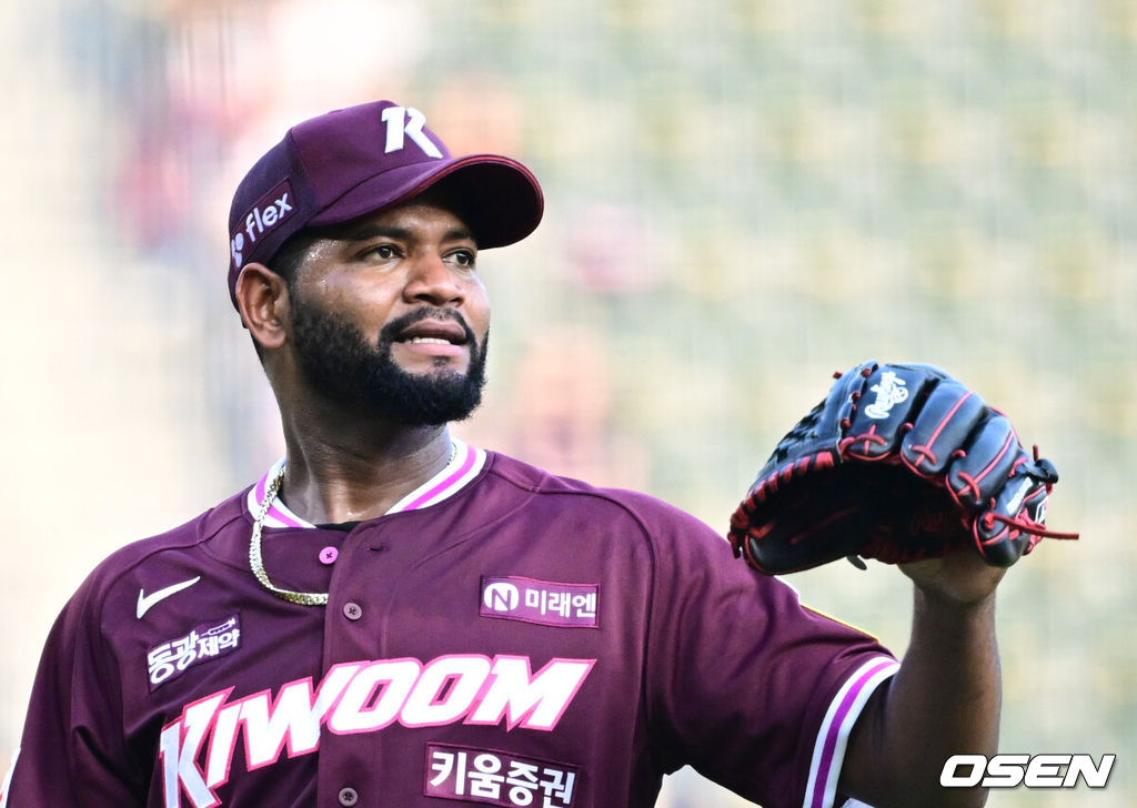 14일 서울 잠실야구장에서 2024 신한 SOL Bank KBO리그 두산 베어스와 키움 히어로즈의 경기가 열렸다.이날 홈팀 두산은 최승용을, 원정팀 키움은 알칸타라를 선발 투수로 내세웠다.6회말 1사 1,3루 키움 선발 알칸타라가 1루수 견제구 포구실책이 실점으로 이어지자 아쉬워하고 있다. 2025.06.14 /cej@osen.co.kr