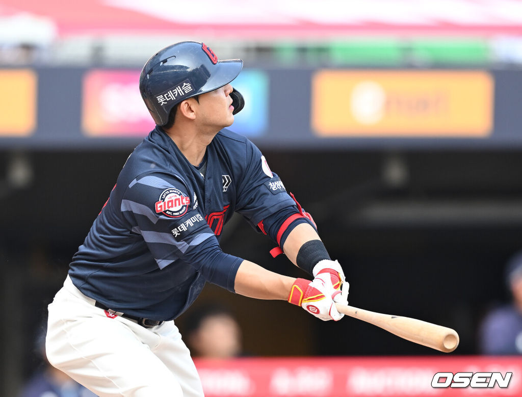 14일 인천 SSG랜더스필드에서 ‘2025 신한은행 SOL Bank KBO리그’ SSG 랜더스와 롯데 자이언츠의 경기가 열렸다.이날 SSG는 김광현, 롯데는 감보아를 선발로 내세웠다.  2회초 1사 롯데 김민성이 선취 솔로 홈런을 날리고 있다. 2025.06.14 / ksl0919@osen.co.kr