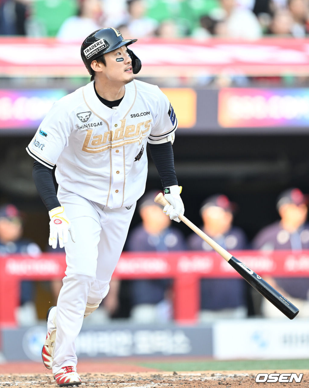 14일 인천 SSG랜더스필드에서 ‘2025 신한은행 SOL Bank KBO리그’ SSG 랜더스와 롯데 자이언츠의 경기가 열렸다.이날 SSG는 김광현, 롯데는 감보아를 선발로 내세웠다. 4회말 1사 2, 3루 SSG 오태곤이 동점 1타점 희생플라이를 날리고 있다. 2025.06.14 / ksl0919@osen.co.kr