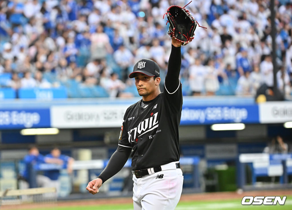 14일 대구삼성라이온즈파크에서 2025 신한 SOL 뱅크 KBO 리그 삼성 라이온즈와 KT 위즈의 경기가 열렸다. 홈팀 삼성은 후라도가, 방문팀 KT는 쿠에바스가 선발 출전했다. KT 위즈 선발 투수 쿠에바스가 7회말까지 무실점 호투하고 팬들의 환호에 손을 들어 답하고 있다. 2025.06.14 / foto0307@osen.co.kr