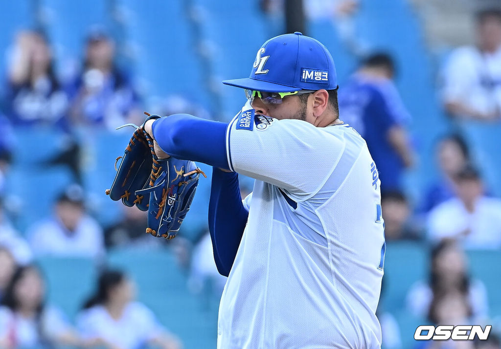 14일 대구삼성라이온즈파크에서 2025 신한 SOL 뱅크 KBO 리그 삼성 라이온즈와 KT 위즈의 경기가 열렸다. 홈팀 삼성은 후라도가, 방문팀 KT는 쿠에바스가 선발 출전했다. 삼성 라이온즈 후라도가 3회초 1사 1루 KT 위즈 김상수에게 좌월 2점 홈런을 맞고 아쉬워하고 있다. 2025.06.14 / foto0307@osen.co.kr