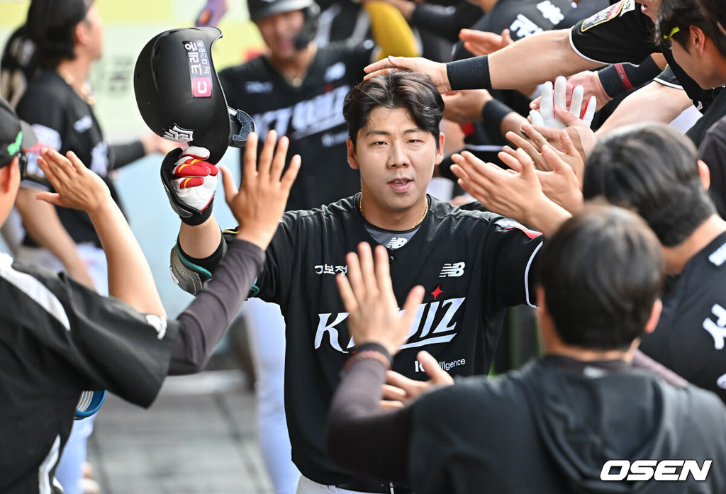 14일 대구삼성라이온즈파크에서 2025 신한 SOL 뱅크 KBO 리그 삼성 라이온즈와 KT 위즈의 경기가 열렸다. 홈팀 삼성은 후라도가, 방문팀 KT는 쿠에바스가 선발 출전했다. KT 위즈 이정훈이 3회초 1사 1루 우월 2점 홈런을 치고 하이파이브를 하고 있다. 2025.06.14 / foto0307@osen.co.kr