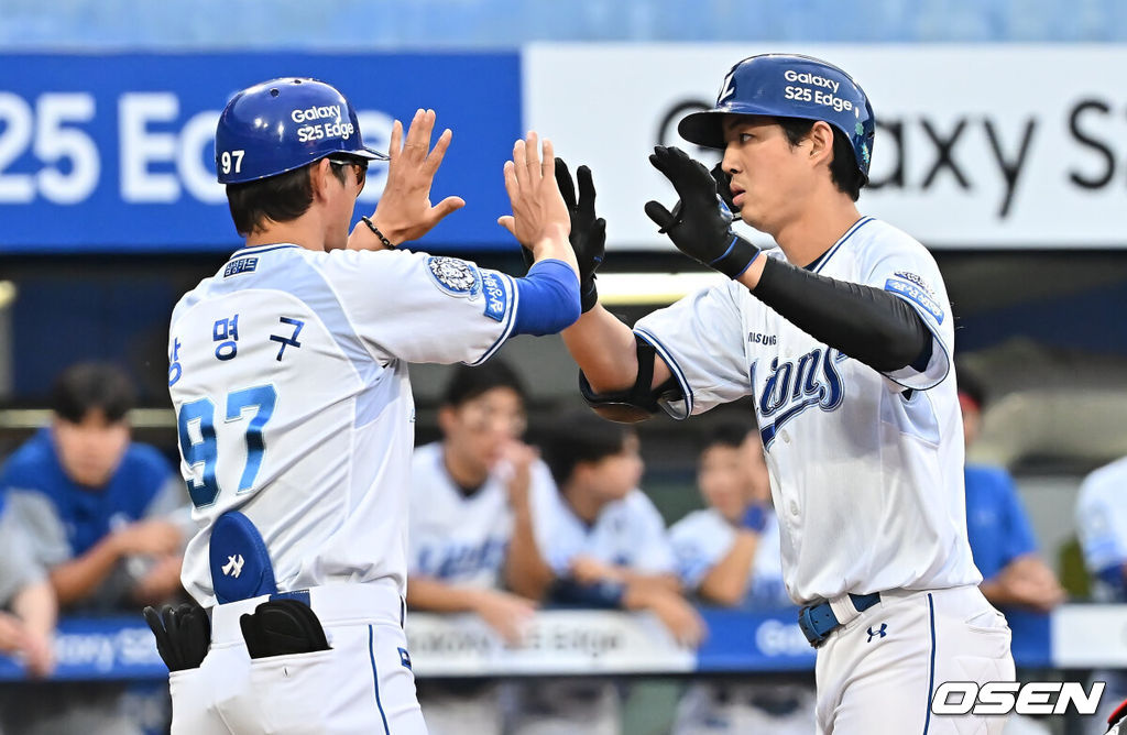 14일 대구삼성라이온즈파크에서 2025 신한 SOL 뱅크 KBO 리그 삼성 라이온즈와 KT 위즈의 경기가 열렸다. 홈팀 삼성은 후라도가, 방문팀 KT는 쿠에바스가 선발 출전했다. 삼성 라이온즈 구자욱이 8회말 무사 1루 좌월 2점 홈런을 치고 하이파이브를 하고 있다. 2025.06.14 / foto0307@osen.co.kr