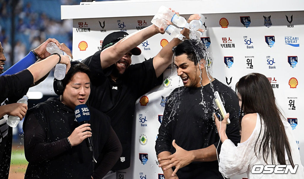 14일 대구삼성라이온즈파크에서 2025 신한 SOL 뱅크 KBO 리그 삼성 라이온즈와 KT 위즈의 경기가 열렸다. 홈팀 삼성은 후라도가, 방문팀 KT는 쿠에바스가 선발 출전했다. KT 위즈 쿠에바스가 삼성 라이온즈에 10-3으로 승리한 후 헤이수스의 축하 물세례를 받고 있다. 2025.06.14 / foto0307@osen.co.kr