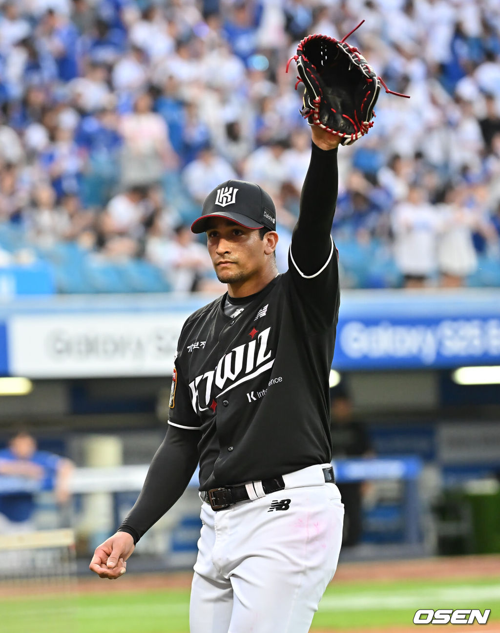 14일 대구삼성라이온즈파크에서 2025 신한 SOL 뱅크 KBO 리그 삼성 라이온즈와 KT 위즈의 경기가 열렸다. 홈팀 삼성은 후라도가, 방문팀 KT는 쿠에바스가 선발 출전했다. KT 위즈 선발 투수 쿠에바스가 7회말까지 무실점 호투하고 팬들의 환호에 손을 들어 답하고 있다. 2025.06.14 / foto0307@osen.co.kr