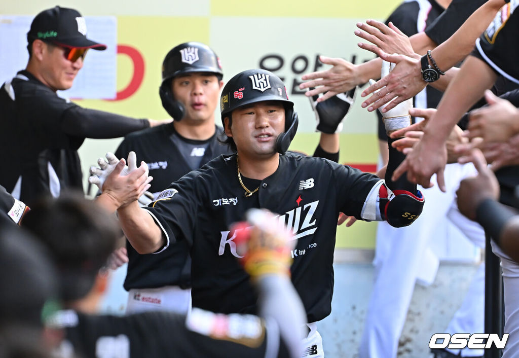 14일 대구삼성라이온즈파크에서 2025 신한 SOL 뱅크 KBO 리그 삼성 라이온즈와 KT 위즈의 경기가 열렸다. 홈팀 삼성은 후라도가, 방문팀 KT는 쿠에바스가 선발 출전했다. KT 위즈 김상수가 3회초 1사 1루 좌월 2점 홈런을 치고 하이파이브를 하고 있다. 2025.06.14 / foto0307@osen.co.kr