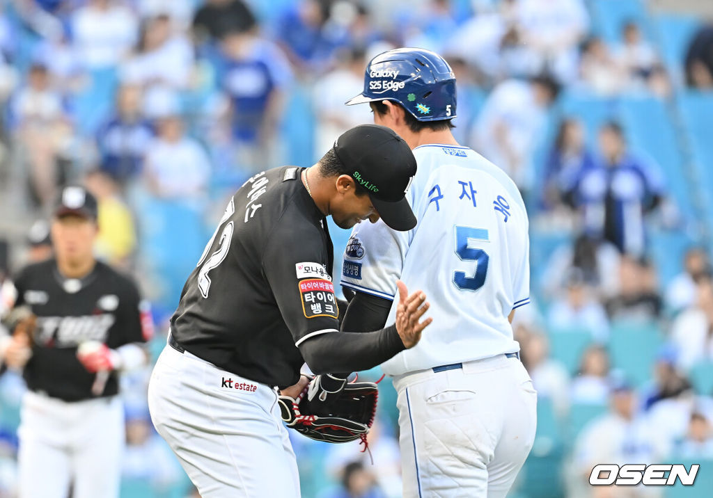 14일 대구삼성라이온즈파크에서 2025 신한 SOL 뱅크 KBO 리그 삼성 라이온즈와 KT 위즈의 경기가 열렸다. 홈팀 삼성은 후라도가, 방문팀 KT는 쿠에바스가 선발 출전했다. KT 위즈 쿠에바스가 4회말 수비를 끝내고 삼성 라이온즈 구자욱의 엉덩이를 치고 있다. 2025.06.14 / foto0307@osen.co.kr