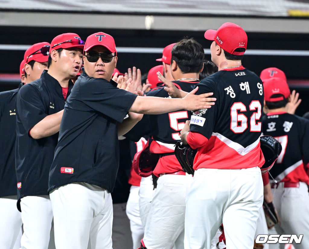 ‘김도영 친구’ 윤도현이 데뷔 첫 연타석홈런을 터트리며 위기의 호랑이군단을 구했다. 프로야구 KIA 타이거즈는 1일 수원KT위즈파크에서 열린 2025 신한 SOL뱅크 KBO리그 KT 위즈와의 시즌 9차전에서 5-3으로 승리했다. KIA는 최근 2연패, 원정 4연패에서 탈출하며 시즌 27승 1무 28패를 기록했다. 주말시리즈 마지막 경기를 승리로 장식, 스윕패를 면했다.경기를 마무리지은 KIA 투수 정해영과 이범호 감독이 인사를 나누고 있다. 2025.06.01 / dreamer@osen.co.kr