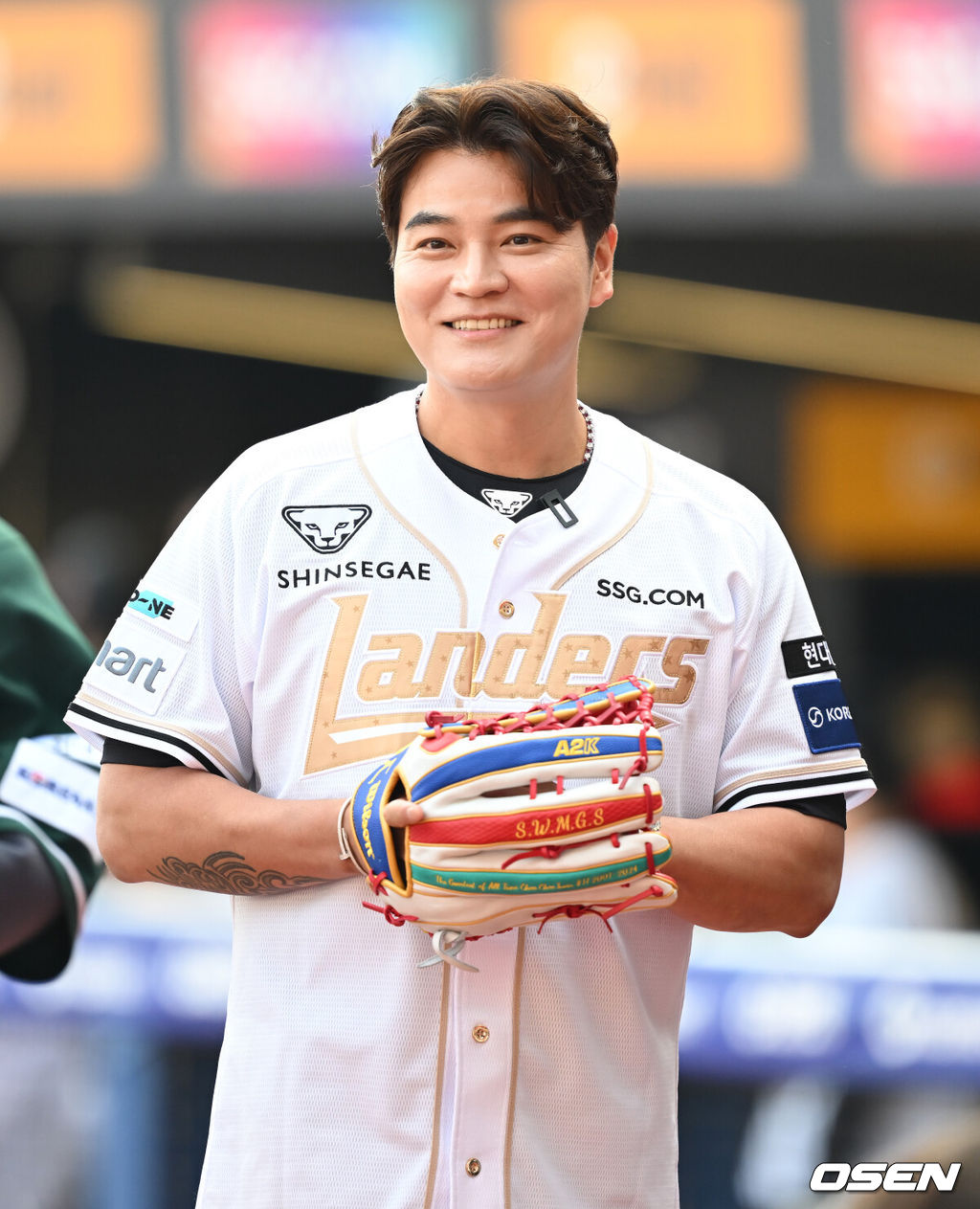 14일 인천 SSG랜더스필드에서 ‘2025 신한은행 SOL Bank KBO리그’ SSG 랜더스와 롯데 자이언츠의 경기가 열렸다.이날 SSG는 김광현, 롯데는 감보아를 선발로 내세웠다.  경기 시작에 앞서 SSG 추신수가 시구를 위해 그라운드로 나서고 있다. 2025.06.14 / ksl0919@osen.co.kr