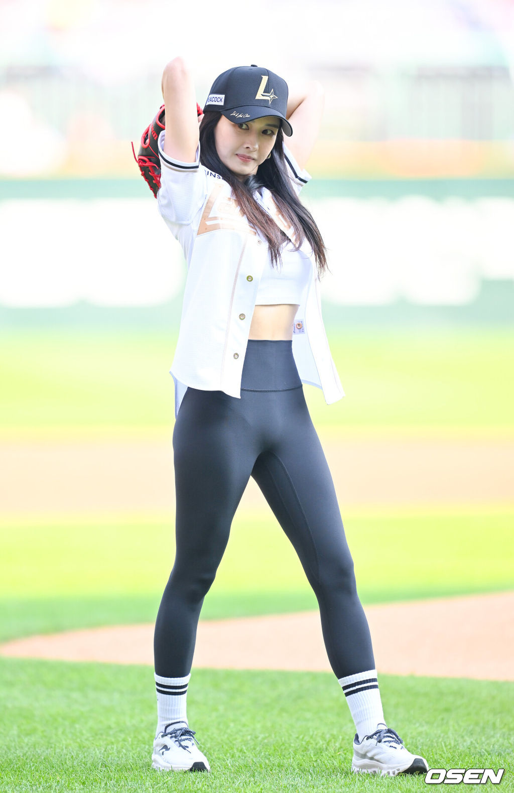 14일 인천 SSG랜더스필드에서 ‘2025 신한은행 SOL Bank KBO리그’ SSG 랜더스와 롯데 자이언츠의 경기가 열렸다.이날 SSG는 김광현, 롯데는 감보아를 선발로 내세웠다.  경기 시작에 앞서 SSG 추신수 아내 하원미가 시구를 하고 있다. 2025.06.14 / ksl0919@osen.co.kr