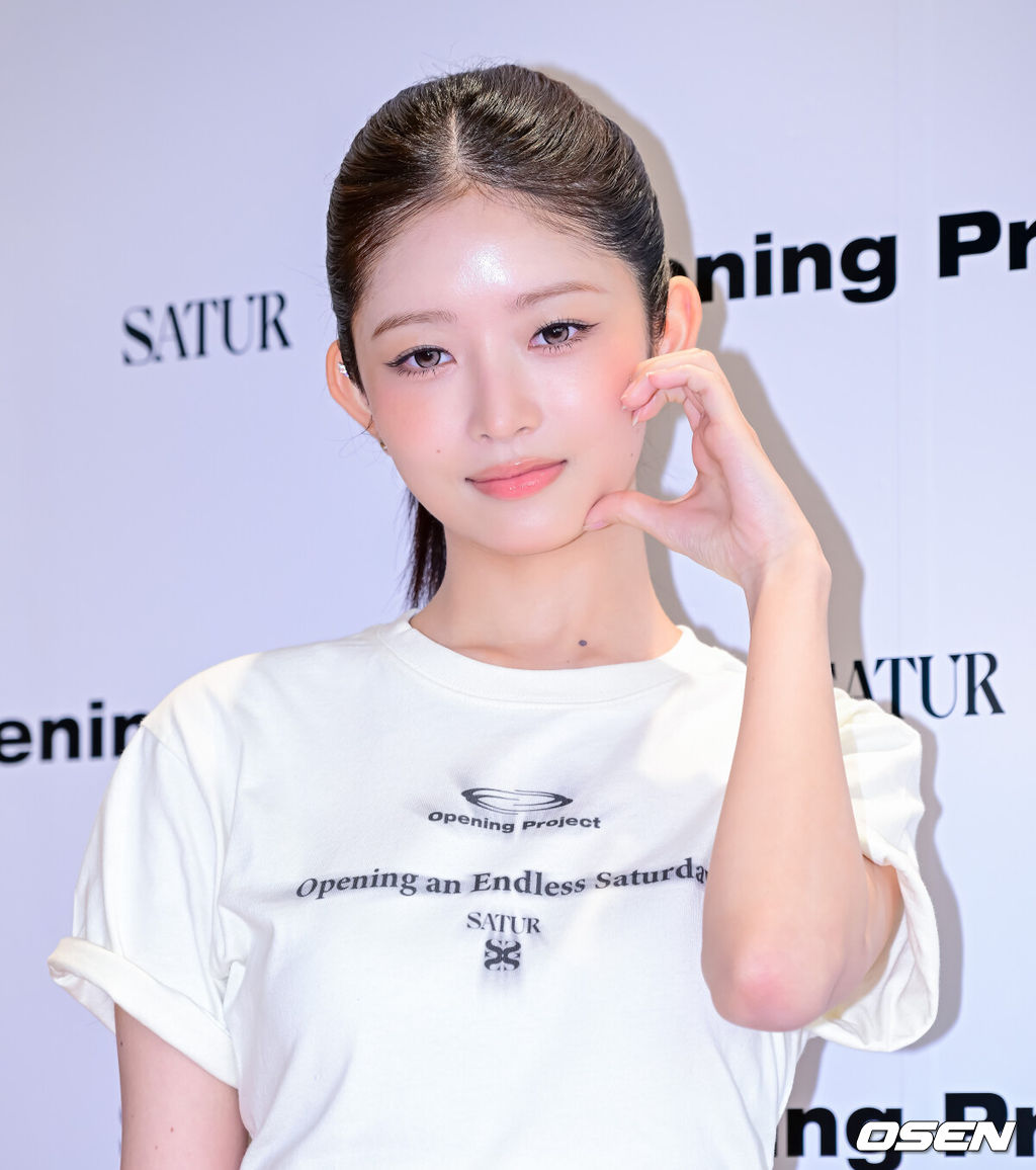 12일 오후 서울 성동구에서 오프닝프로젝트X세터 팝업스토어 오픈 기념 포토월 행사가 열렸다.아이브 멤버 레이가 참석해 시크하면서 귀여운 매력을 동시에 발산했다. 아이브 레이가 포즈를 취하고 있다. 2025.06.12 /jpnews@osen.co.kr