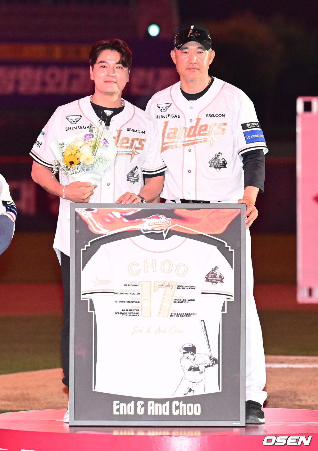 프로야구 롯데 자이언츠가 아슬아슬한 투수전을 잡아내고 3연승을 내달렸다. 롯데는 14일 인천 SSG랜더스필드에서 열린 ‘2025 신한은행 SOL Bank KBO리그’ SSG 랜더스와의 경기에서 4-2로 승리했다. 경기 종료 후 추신수의 은퇴식 행사가 진행됐다. SSG 이숭용 감독, 추신수가 기념촬영을 하고 있다. 2025.06.14 / ksl0919@osen.co.kr