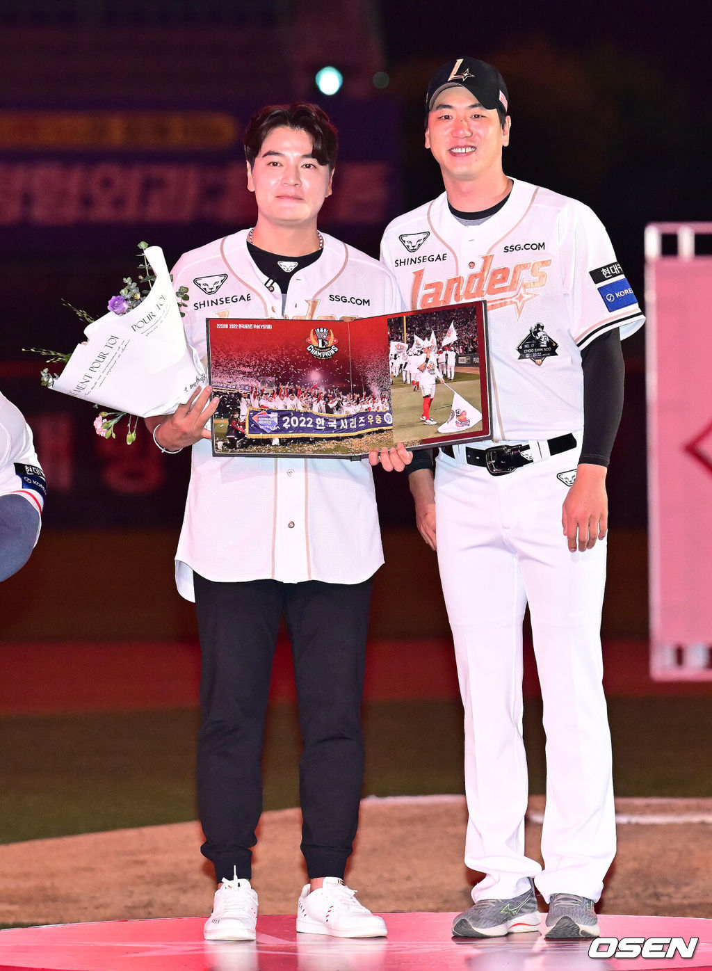 프로야구 롯데 자이언츠가 아슬아슬한 투수전을 잡아내고 3연승을 내달렸다. 롯데는 14일 인천 SSG랜더스필드에서 열린 ‘2025 신한은행 SOL Bank KBO리그’ SSG 랜더스와의 경기에서 4-2로 승리했다. 경기 종료 후 추신수의 은퇴식 행사가 진행됐다. SSG 김광현, 추신수가 기념촬영을 하고 있다. 2025.06.14 / ksl0919@osen.co.kr
