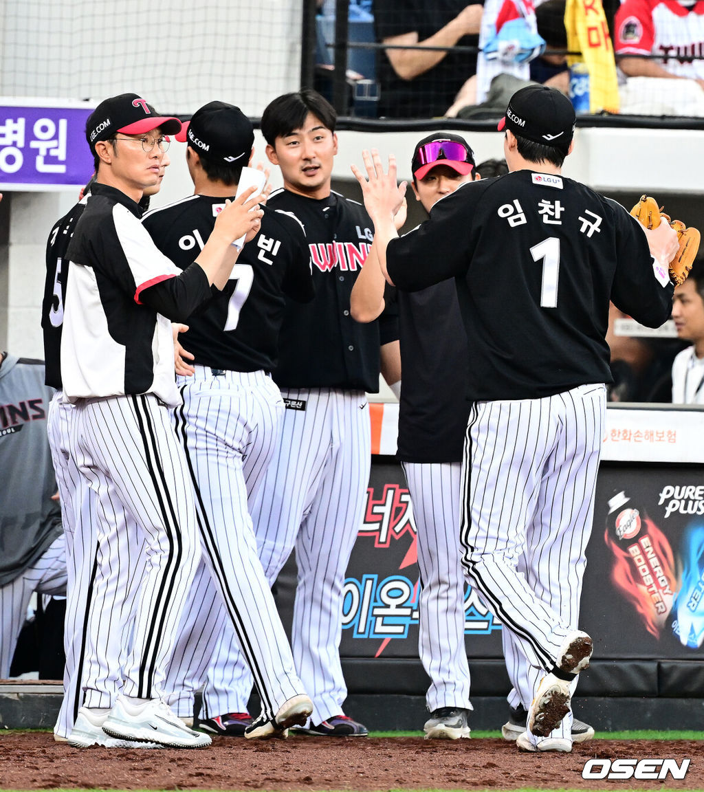 14일 대전 한화생명볼파크에서 2025 신한 SOL Bank KBO리그 한화 이글스와 LG 트윈스의 경기가 열렸다.LG가 40승 26패 1무(승률 .606)로 1위, 한화는 40승 27패(승률 .597)로 2위다. 0.5경기 차이다. 경기 결과에 따라 1위가 바뀔 수도 있다. 이날 한화는 폰세, LG는 임찬규를 선발로 내세웠다.6회말 수비를 마친 LG 임찬규가 동료선수들과 하이파이브를 하고 있다. 2025.06.14 /jpnews@osen.co.kr