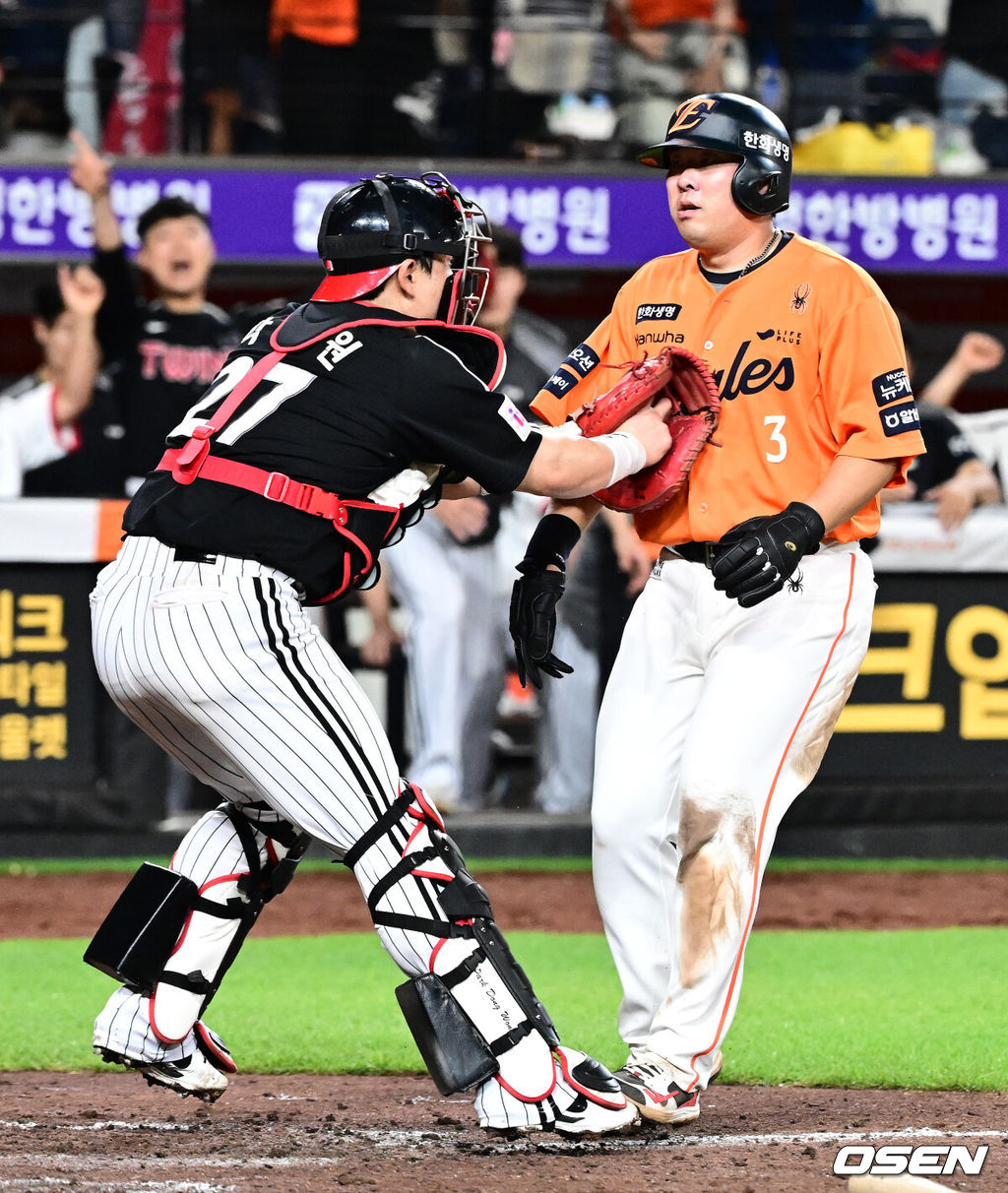 프로야구 한화 이글스와 LG 트윈스가 연장 11회 접전을 펼쳤으나 승부를 가리지 못했다. 한화와 LG는 14일 대전 한화생명볼파크에서 열린 2025 KBO리그 정규 시즌 맞대결 9차전에서 연장 11회 2-2 무승부를 기록했다. LG는 1위를 지켰고, 한화는 LG와 0.5경기 차이를 유지했다. 연장 11회말 2사 2루에서 한화 안치홍이 이재원의 좌전 안타에 홈에서 LG 박동원에 태그아웃 당하고 있다. 2025.06.14 /jpnews@osen.co.kr