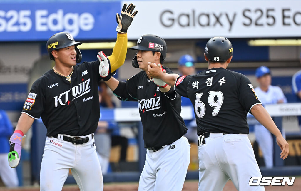 14일 대구삼성라이온즈파크에서 2025 신한 SOL 뱅크 KBO 리그 삼성 라이온즈와 KT 위즈의 경기가 열렸다. 홈팀 삼성은 후라도가, 방문팀 KT는 쿠에바스가 선발 출전했다. KT 위즈 이정훈이 3회초 1사 1루 우월 2점 홈런을 치고 하이파이브를 하고 있다. 2025.06.14 / foto0307@osen.co.kr