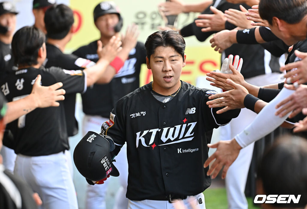 14일 대구삼성라이온즈파크에서 2025 신한 SOL 뱅크 KBO 리그 삼성 라이온즈와 KT 위즈의 경기가 열렸다. 홈팀 삼성은 후라도가, 방문팀 KT는 쿠에바스가 선발 출전했다. KT 위즈 이정훈이 3회초 1사 1루 우월 2점 홈런을 치고 하이파이브를 하고 있다. 2025.06.14 / foto0307@osen.co.kr