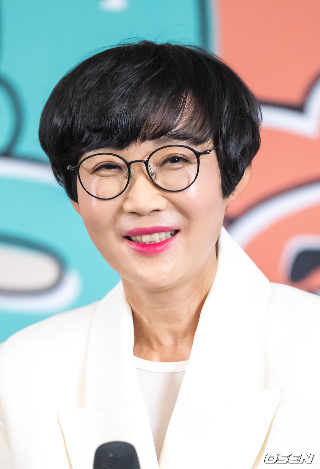 17일 오후 서울 상암동 스탠포드 호텔에서 JTBC 새 예능 ‘대결! 팽봉팽봉’ 제작발표회가 진행됐다.'대결! 팽봉팽동'은 요식업에 사활을 건 대표 코미디언 이봉원과 팽현숙이 해외의 작은 섬에 나란히 두 개의 식당을 내고 영업 대결을 펼치는 리얼리티 예능 프로그램으로 이날 행사에는 이진주 PD, 신혜원 PD, 최양락, 이봉원, 팽현숙, 이은지, 유승호, 곽동연이 참석했다.  팽현숙이 미소 짓고 있다.   2025.04.17 / soul1014@osen.co.kr